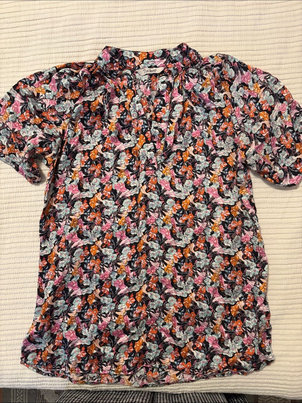 Silky Tucker blouse with floral pattern